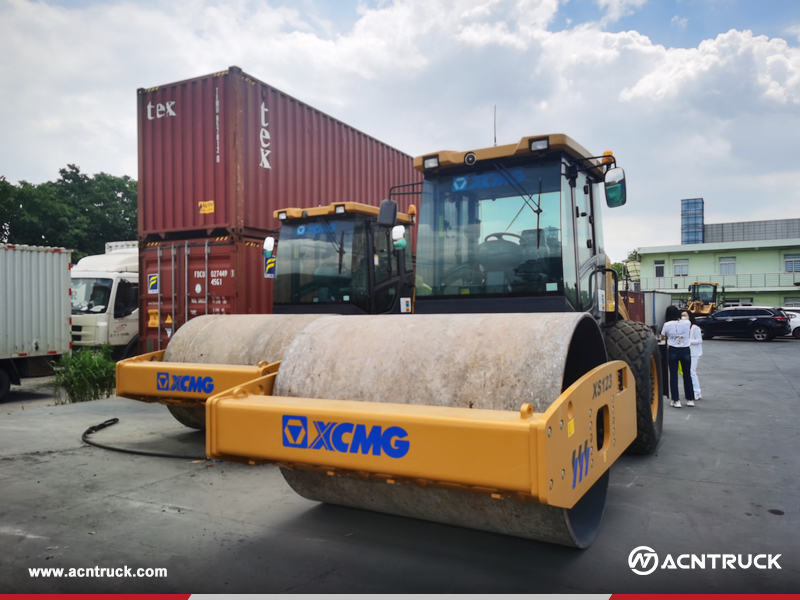 Ecuador - 2 Units XCMG XS123 Road Roller & 3 Units SINOMACH 630A Backhoe Loader