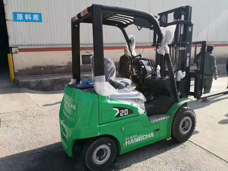 Solid Tires Optimize Forklift Performance and Service Life